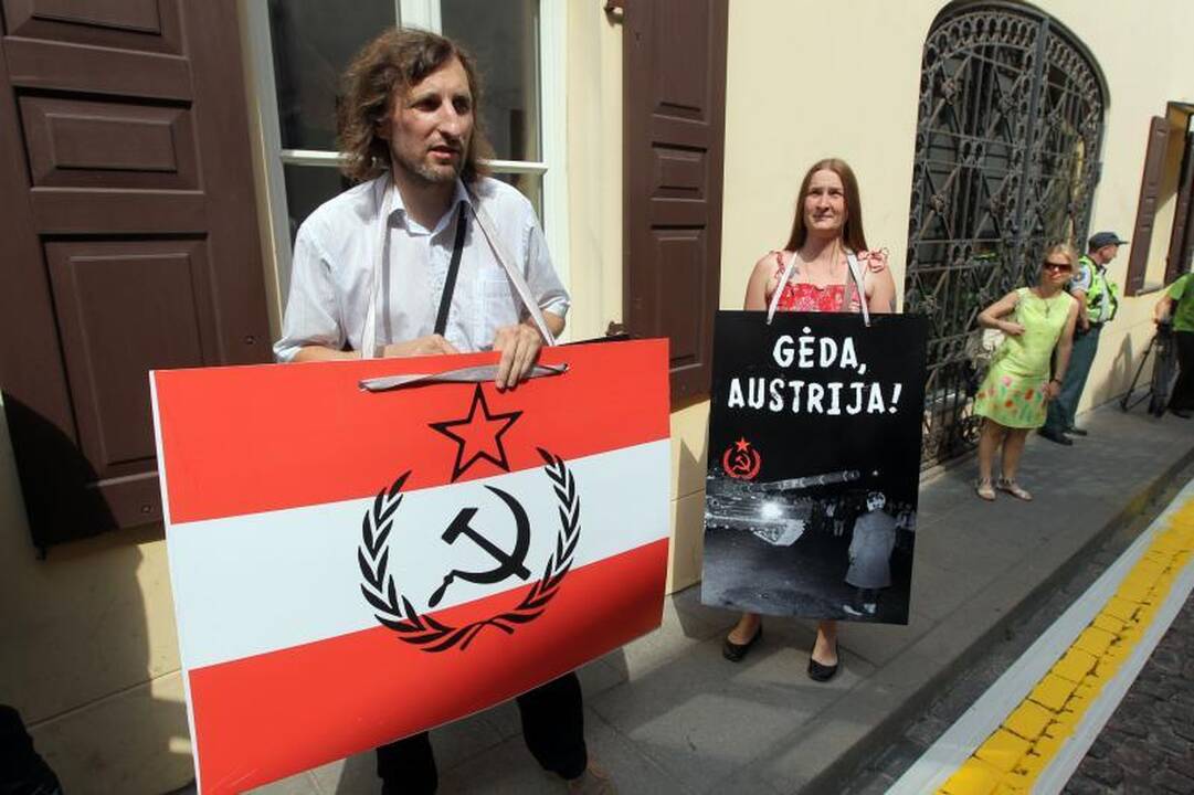 Prie Austrijos ambasados - protesto balsai ir žvakelės 