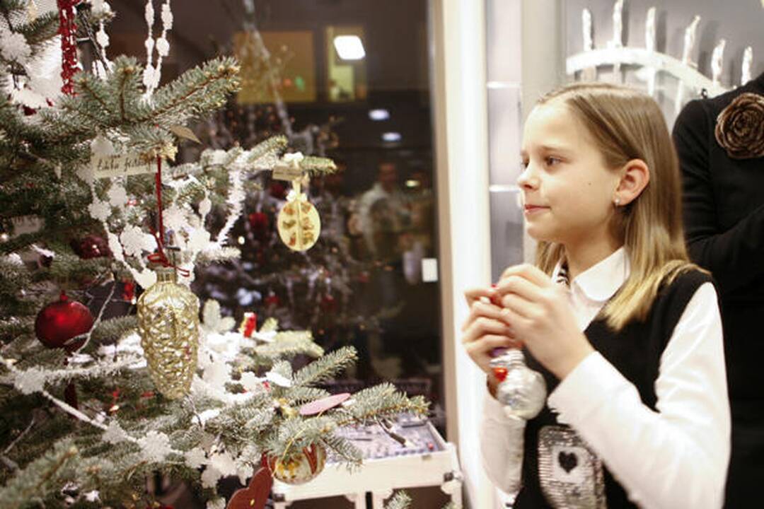 Žinomi vilniečiai kartu papuošė Kalėdų eglutę