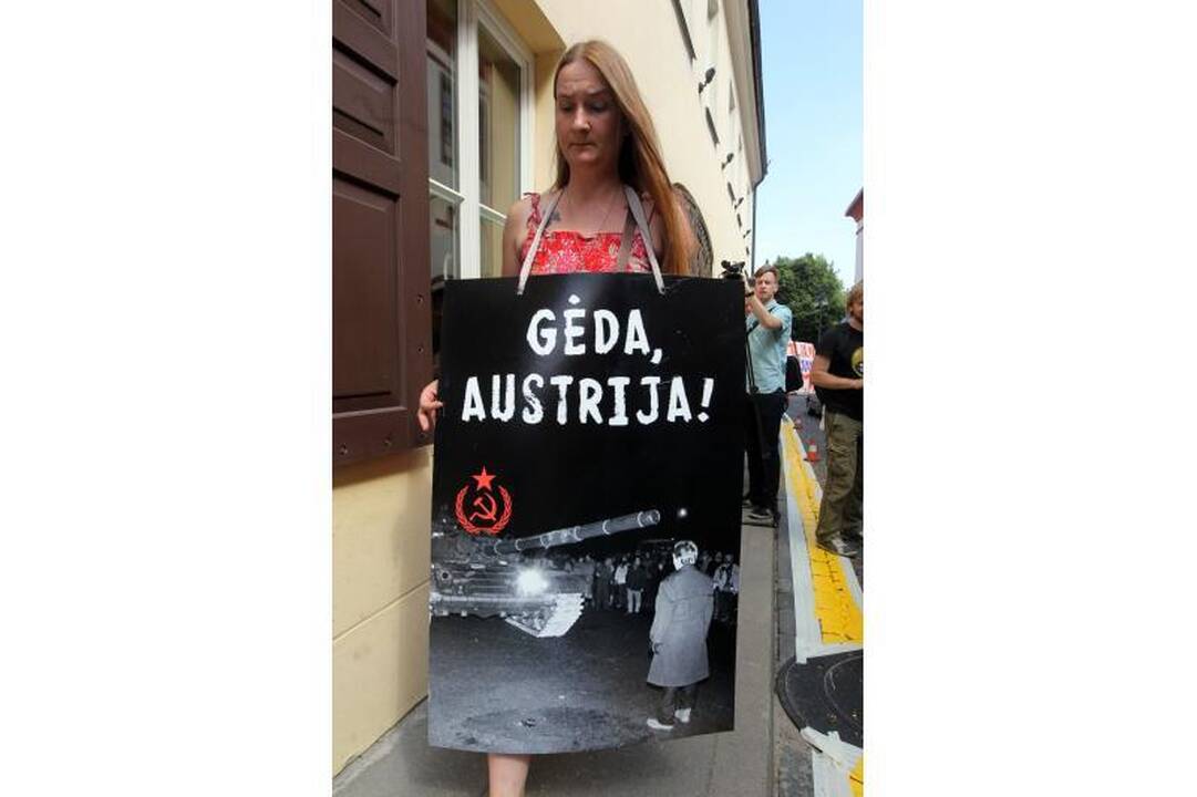 Prie Austrijos ambasados - protesto balsai ir žvakelės 