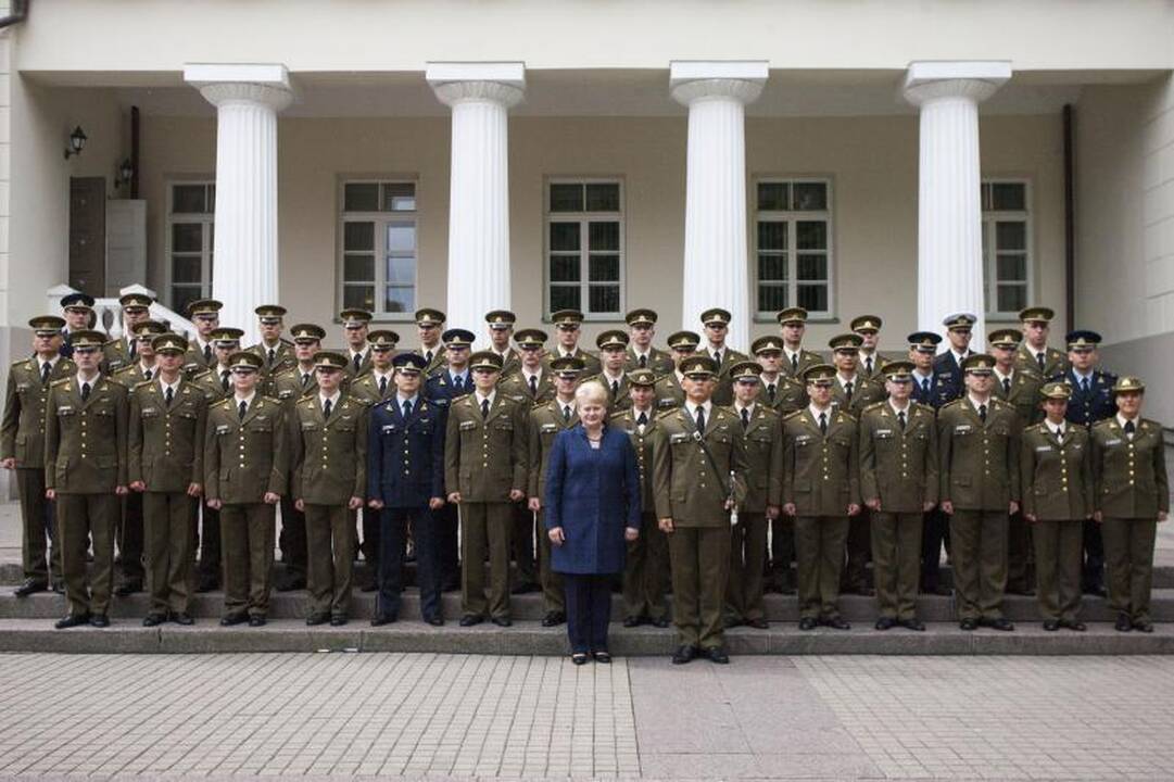 Prezidentė LKA absolventams suteikė karinį laipsnį
