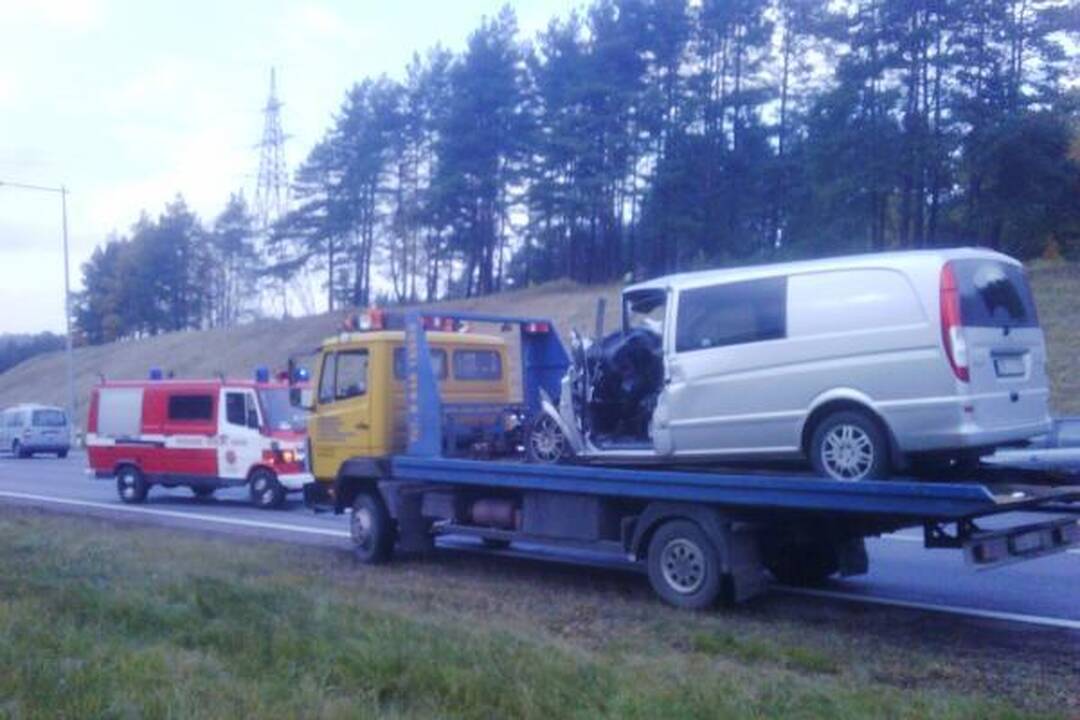 Greitkelyje ties Kaunu avarijų virtinę sukėlė policija? (papildyta)