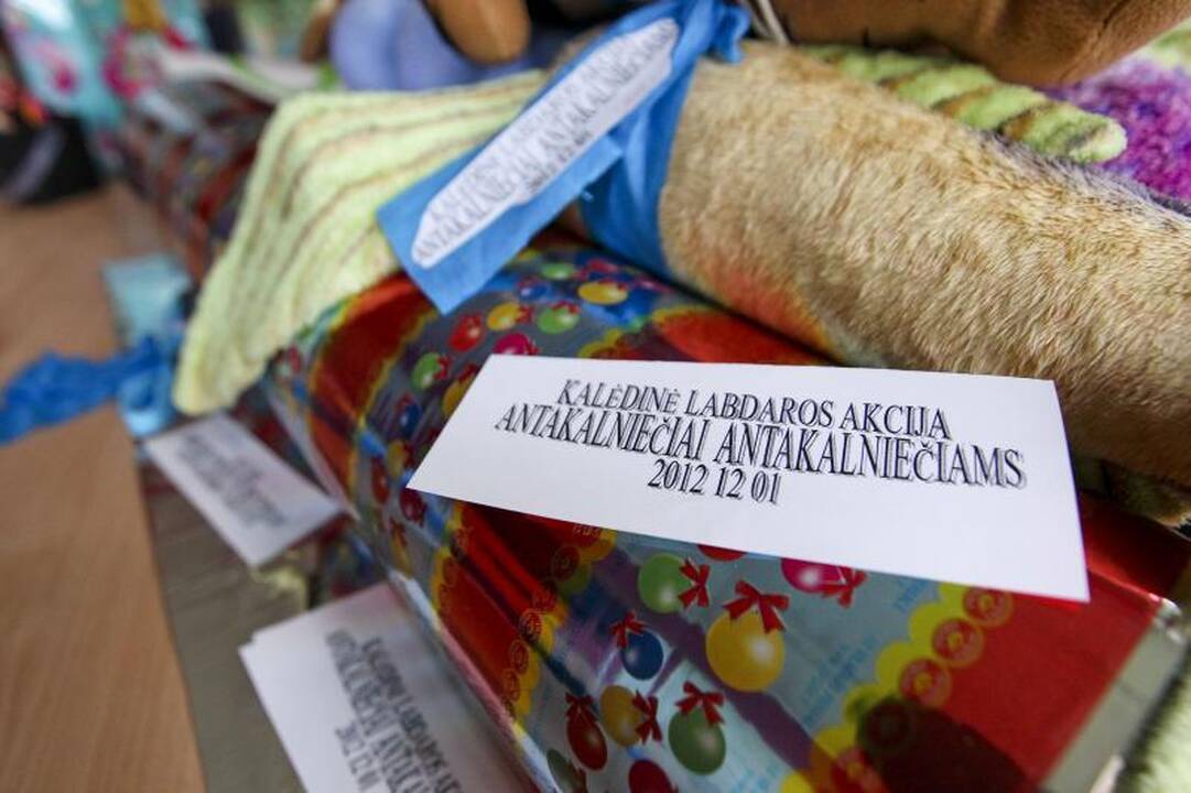 Savanoriai moksleiviai ruošia dovanėles nepasiturintiems