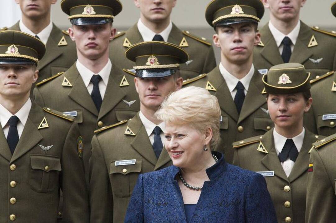 Prezidentė LKA absolventams suteikė karinį laipsnį