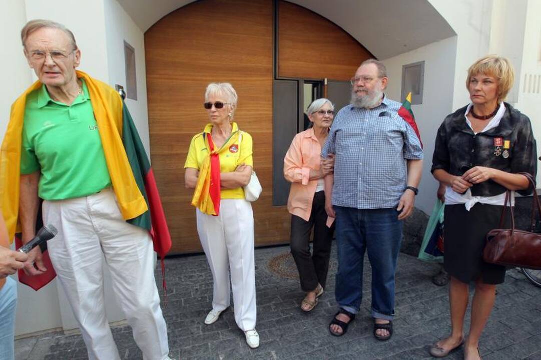 Prie Austrijos ambasados - protesto balsai ir žvakelės 