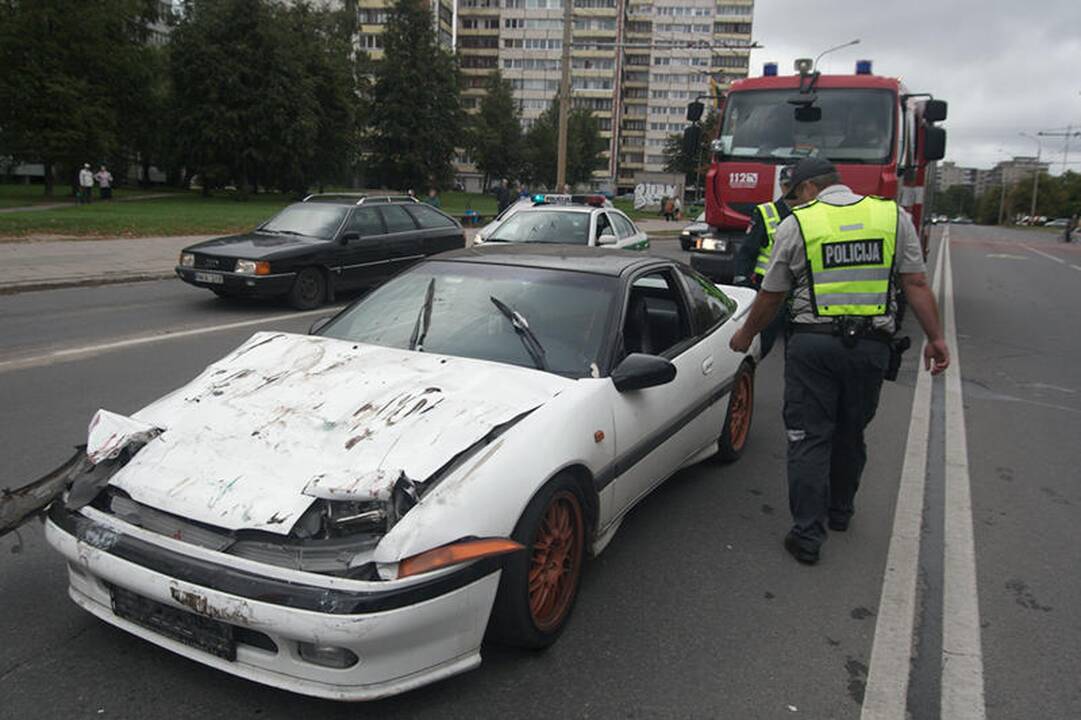 Vilniuje neblaivus jaunuolis sudaužė tris automobilius
