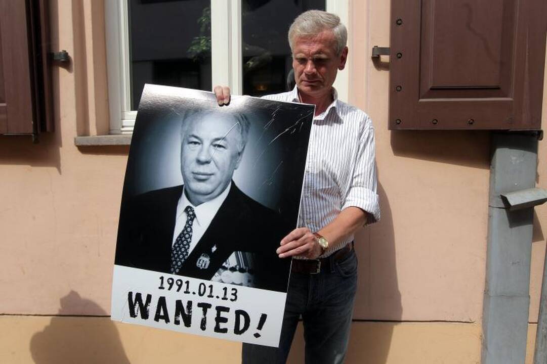 Prie Austrijos ambasados - protesto balsai ir žvakelės 