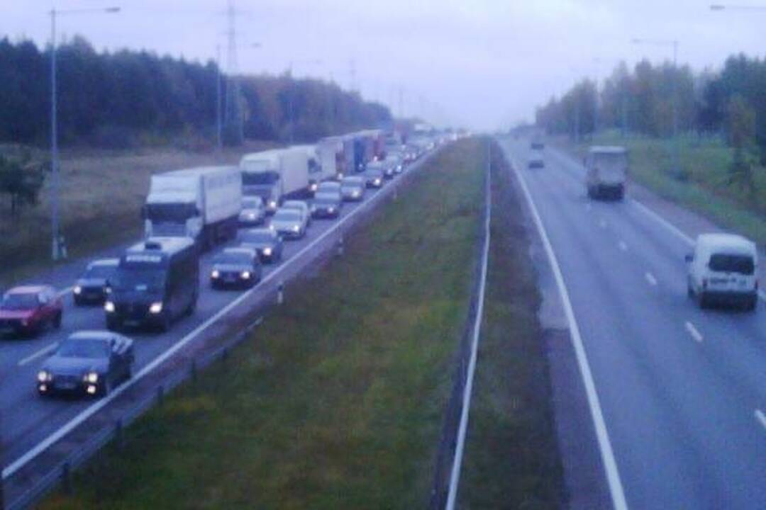 Greitkelyje ties Kaunu avarijų virtinę sukėlė policija? (papildyta)