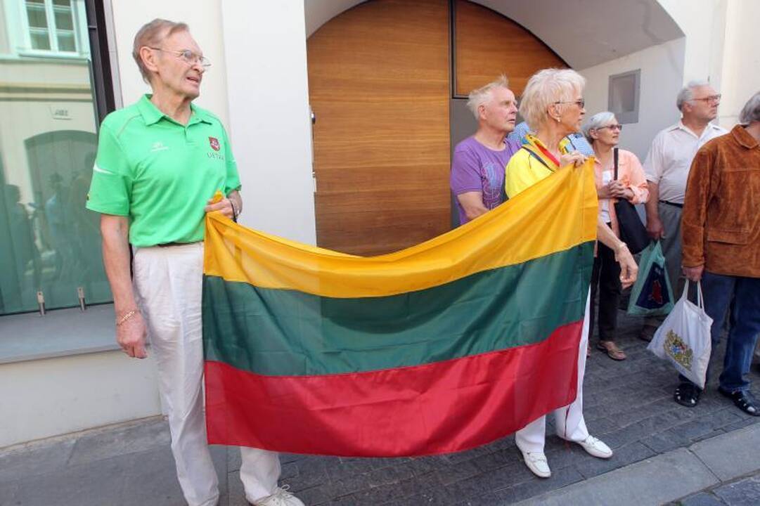 Prie Austrijos ambasados - protesto balsai ir žvakelės 