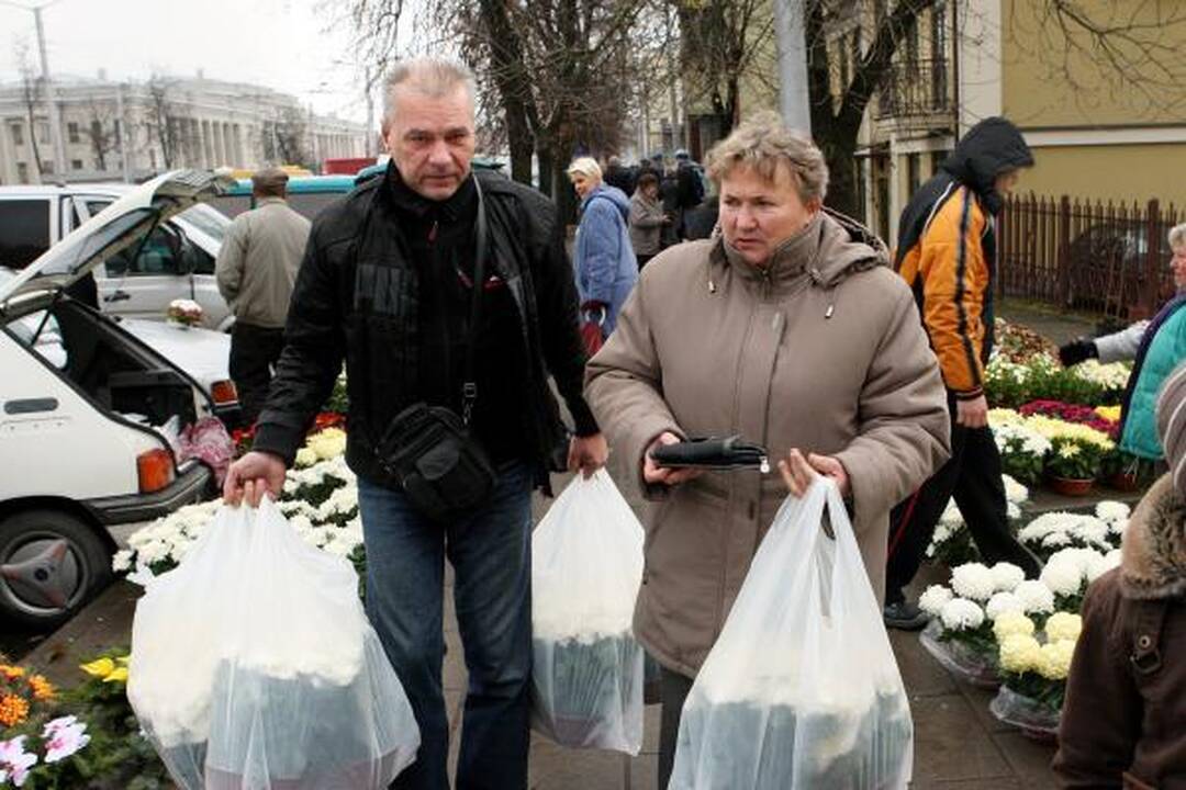 Pigiausios gėlės ir žvakės - prie Kauno kapinių