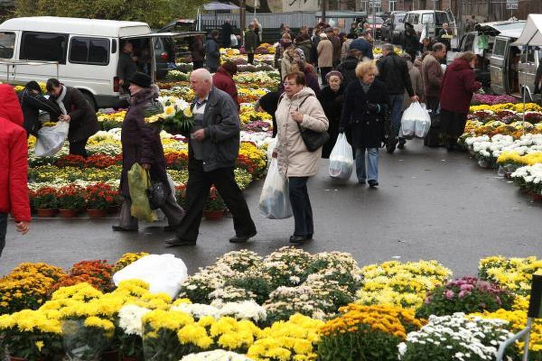Pigiausios gėlės ir žvakės - prie Kauno kapinių