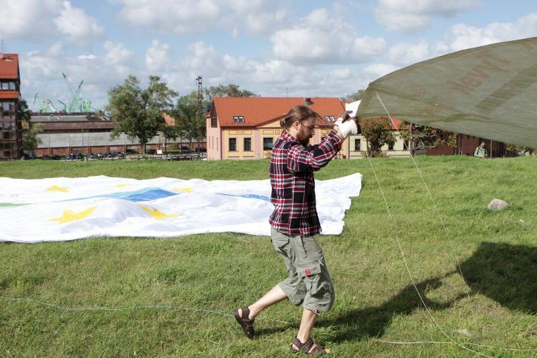 Baltijos jūros dieną skelbė milžiniškas aitvaras