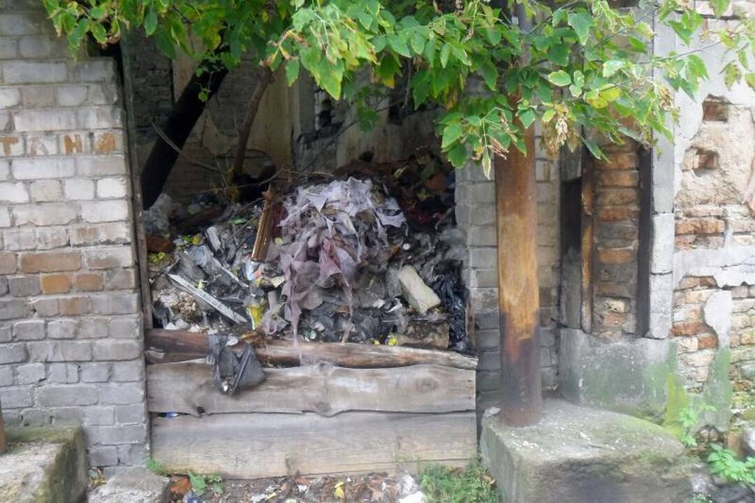 Apleistų pastatų kaimynystė: žmonės bijo, kad ant galvos nukris plyta