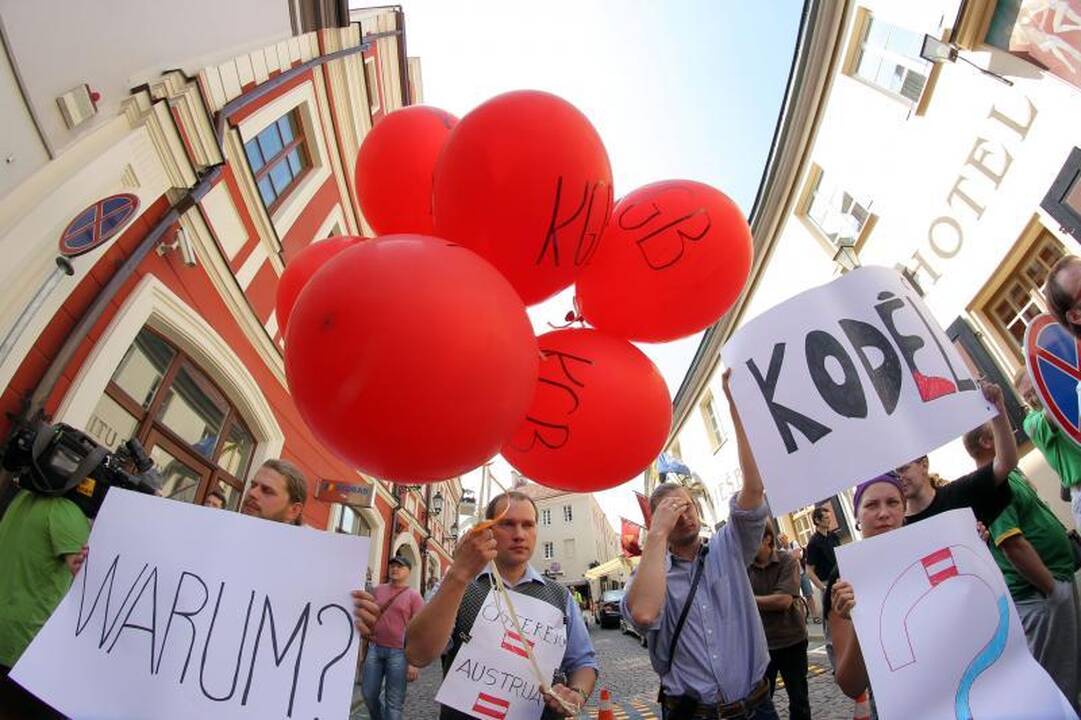 Prie Austrijos ambasados - protesto balsai ir žvakelės 
