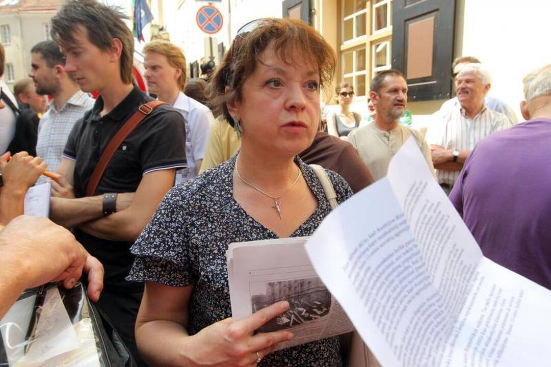 Prie Austrijos ambasados - protesto balsai ir žvakelės 