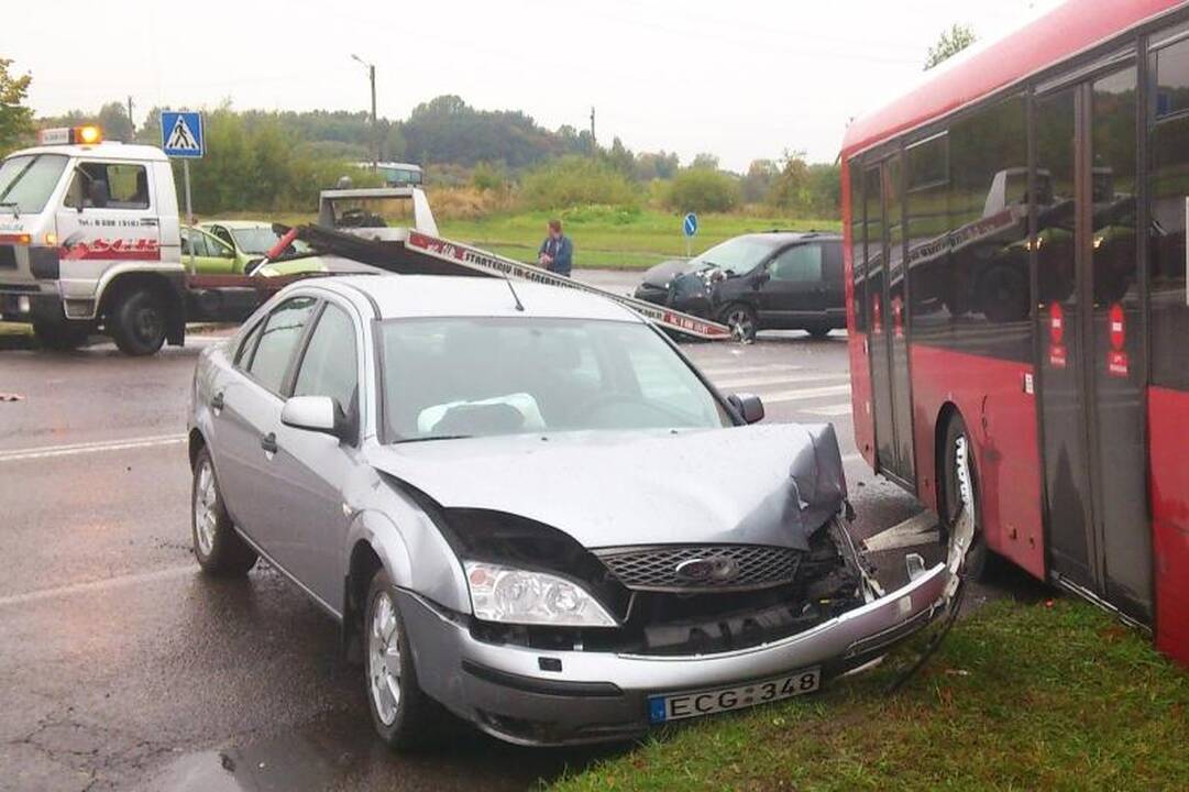 Kaune autobusas nubloškė du automobilius, ligoninėje –  keturi žmonės