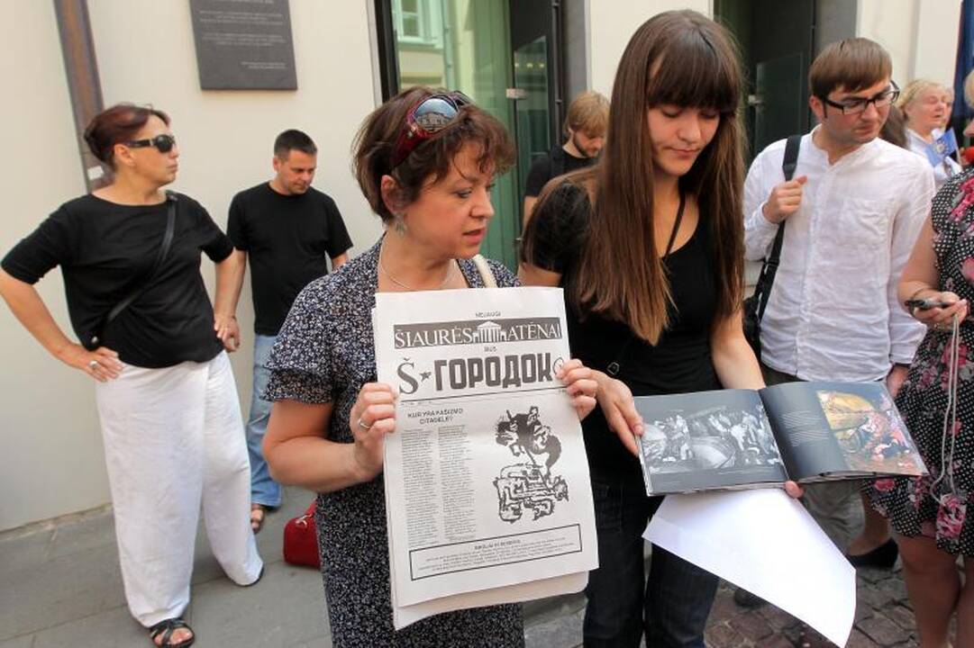 Prie Austrijos ambasados - protesto balsai ir žvakelės 