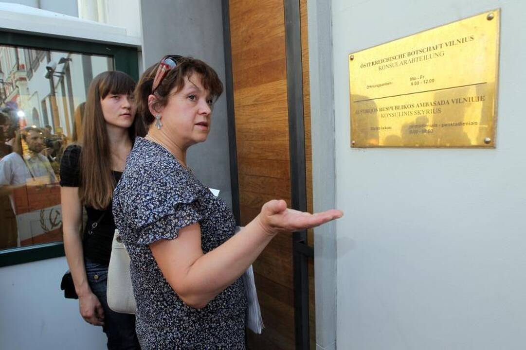 Prie Austrijos ambasados - protesto balsai ir žvakelės 