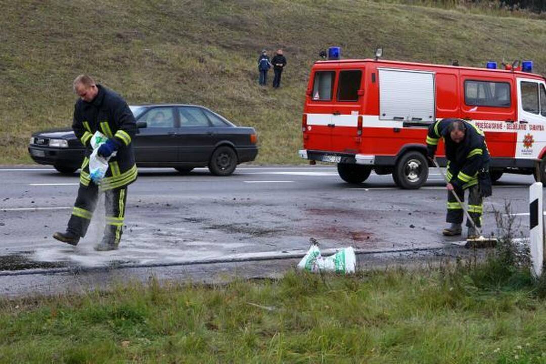 Greitkelyje ties Kaunu avarijų virtinę sukėlė policija? (papildyta)