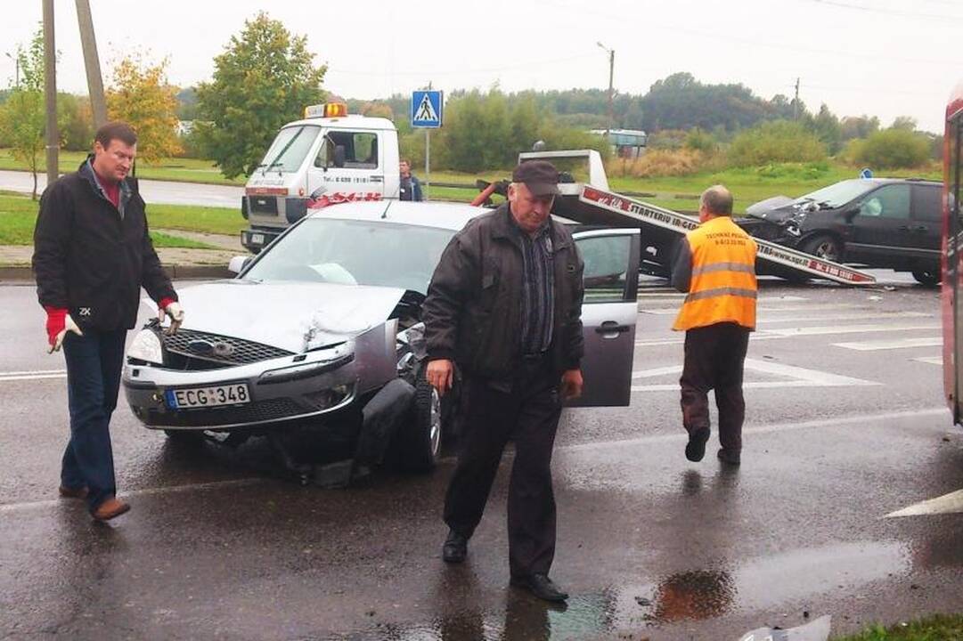 Kaune autobusas nubloškė du automobilius, ligoninėje –  keturi žmonės
