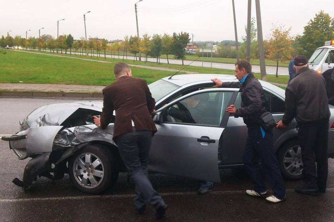 Kaune autobusas nubloškė du automobilius, ligoninėje –  keturi žmonės