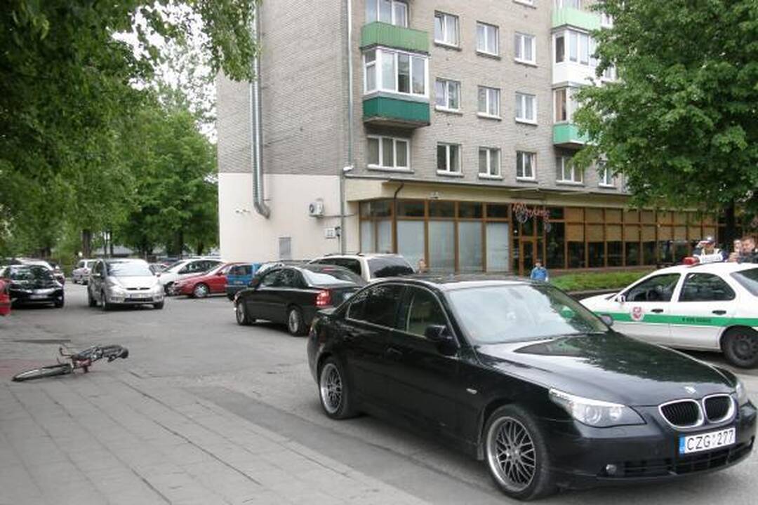 Dainininko A.Rimiškio draugė pateko į avariją