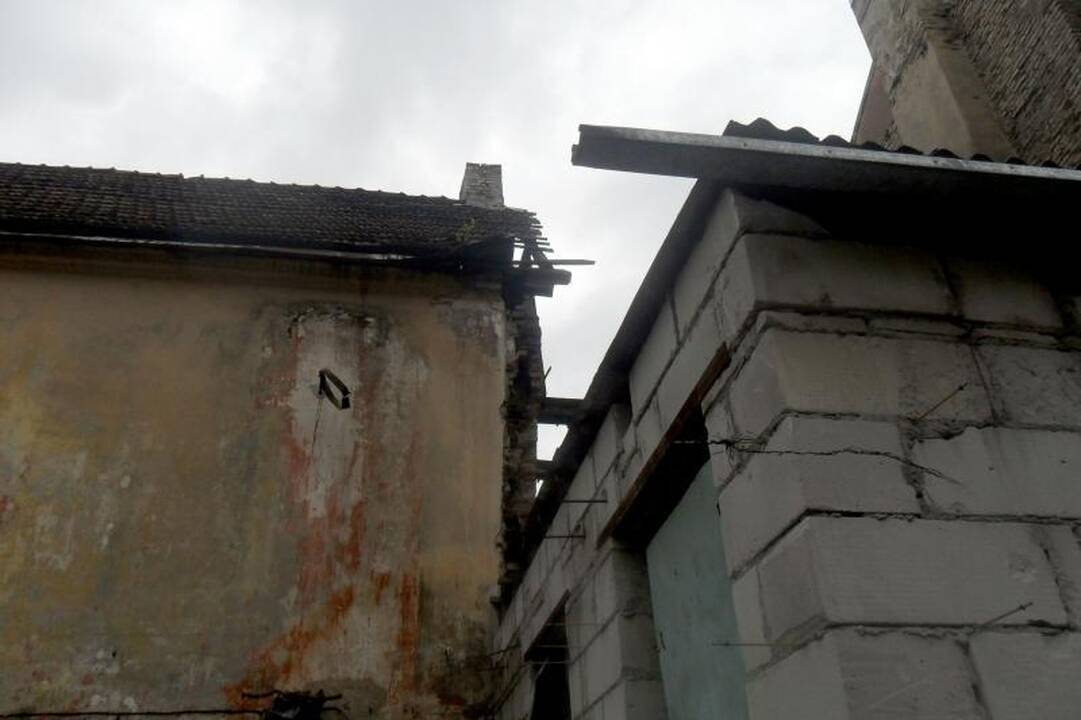 Apleistų pastatų kaimynystė: žmonės bijo, kad ant galvos nukris plyta