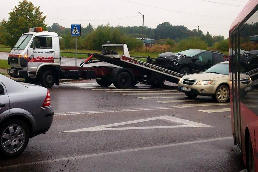 Kaune autobusas nubloškė du automobilius, ligoninėje –  keturi žmonės