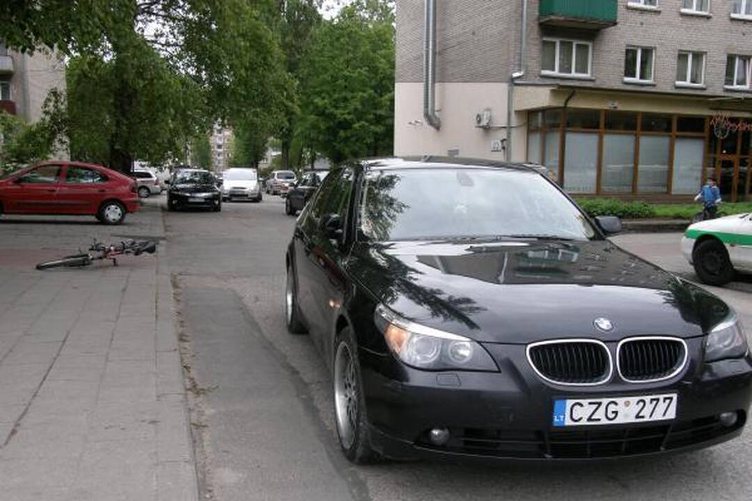 Dainininko A.Rimiškio draugė pateko į avariją