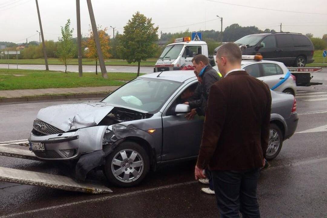 Kaune autobusas nubloškė du automobilius, ligoninėje –  keturi žmonės