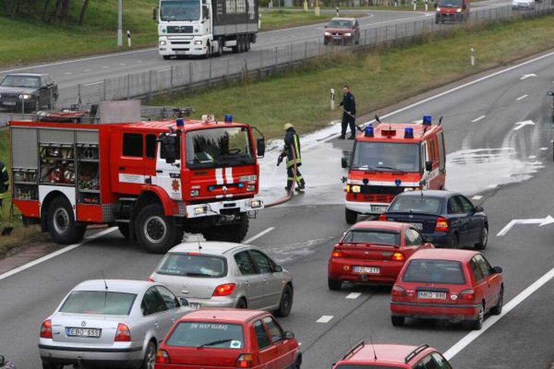 Greitkelyje ties Kaunu avarijų virtinę sukėlė policija? (papildyta)