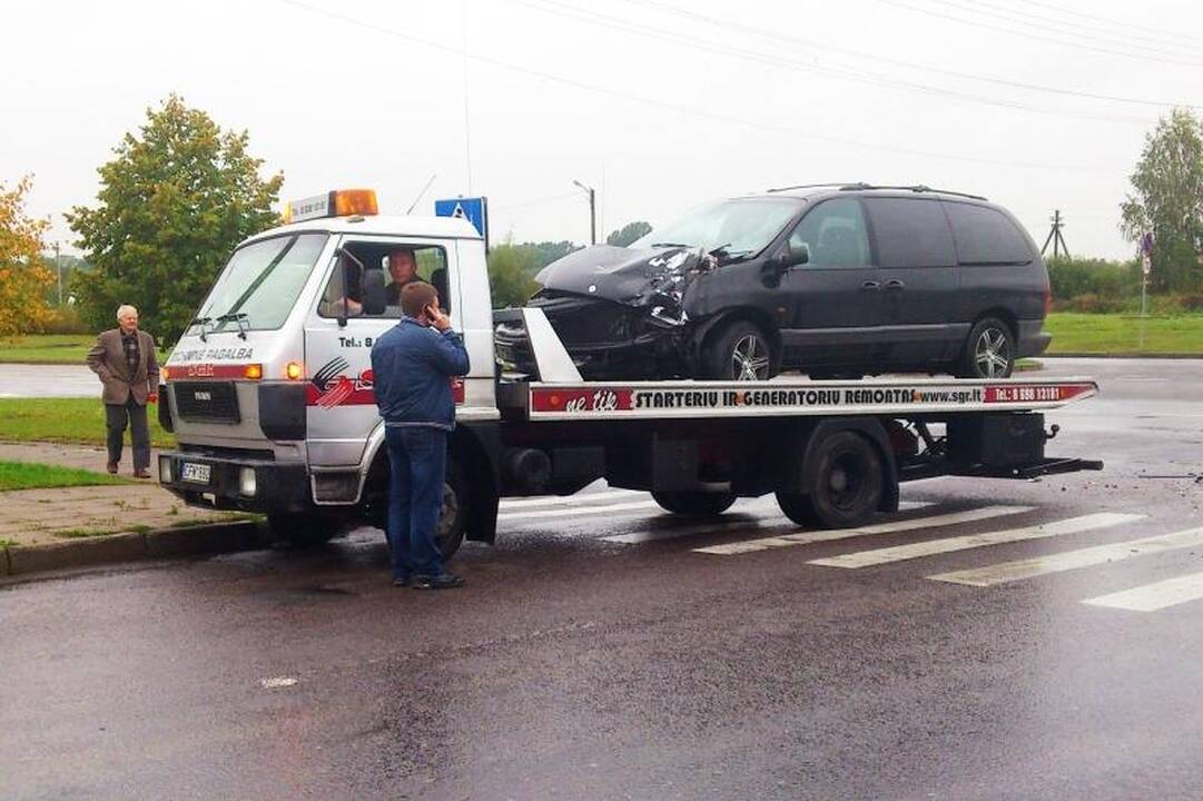 Kaune autobusas nubloškė du automobilius, ligoninėje –  keturi žmonės