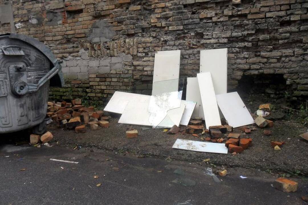 Apleistų pastatų kaimynystė: žmonės bijo, kad ant galvos nukris plyta