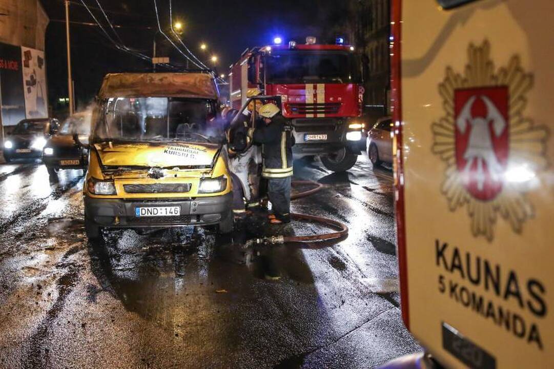 Kaune ugnis žaibiškai prarijo maršrutinį autobusą 
