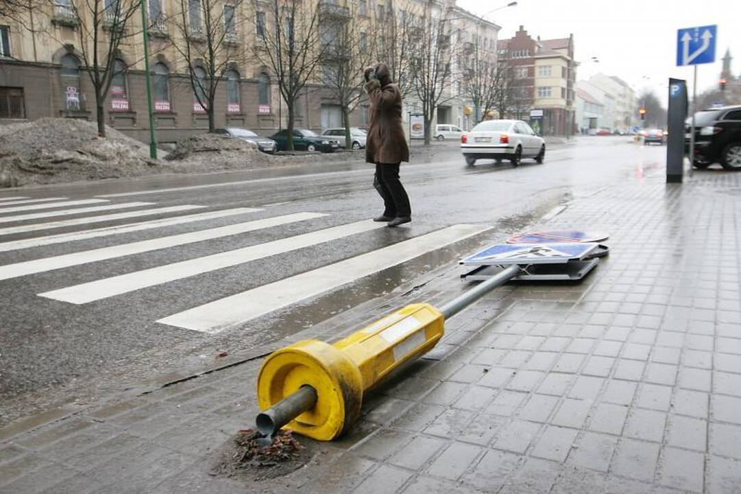 Klaipėdoje nuverstas kelio ženklas trikdė eismą