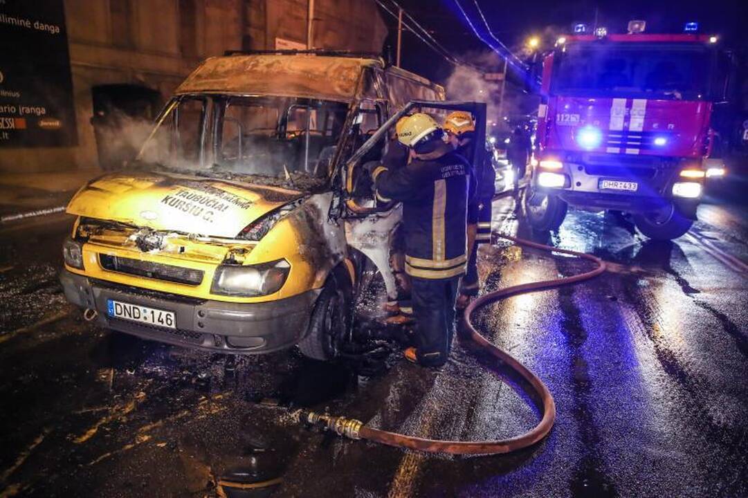 Kaune ugnis žaibiškai prarijo maršrutinį autobusą 
