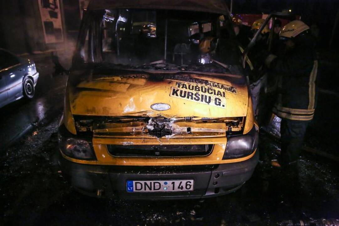 Kaune ugnis žaibiškai prarijo maršrutinį autobusą 