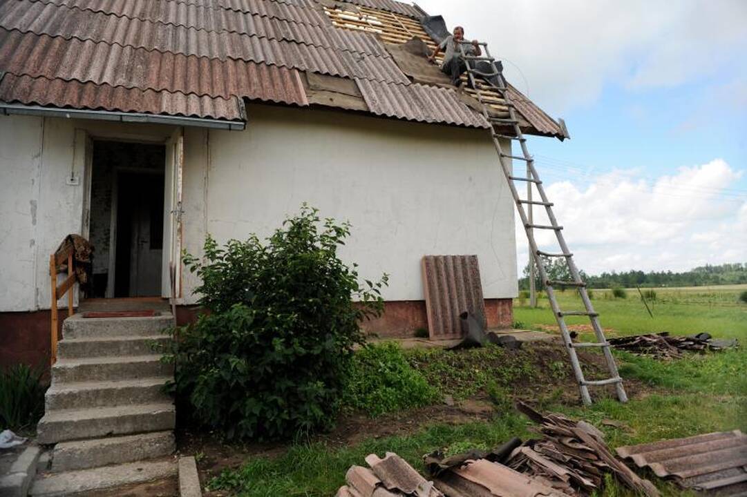 Šalčininkuose vėtra apsėmė kelius, vertė medžius