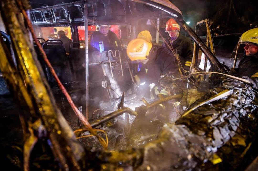 Kaune ugnis žaibiškai prarijo maršrutinį autobusą 