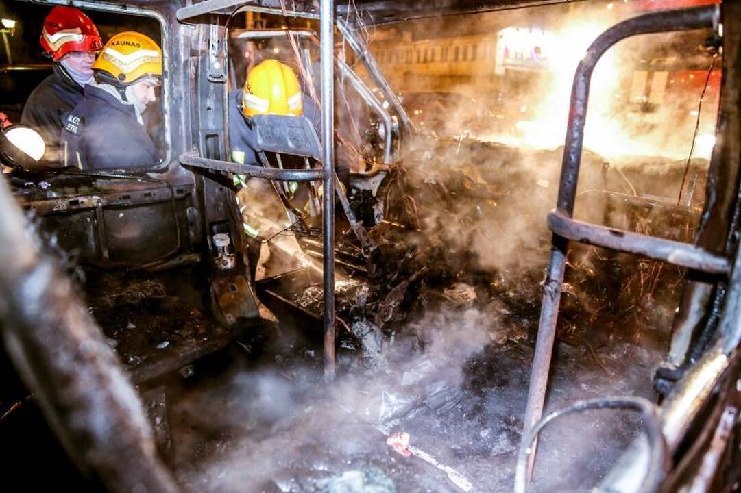 Kaune ugnis žaibiškai prarijo maršrutinį autobusą 
