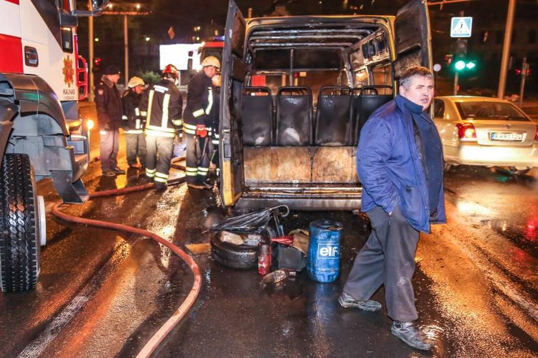 Kaune ugnis žaibiškai prarijo maršrutinį autobusą 
