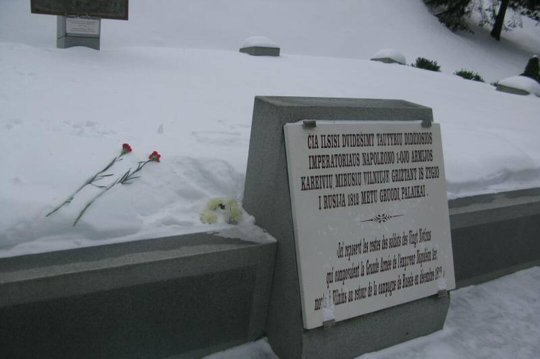 Raudonosios armijos dieną gėlių nepagailėta ir Napoleono kariams