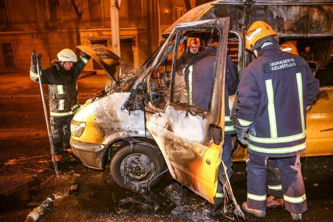 Kaune ugnis žaibiškai prarijo maršrutinį autobusą 