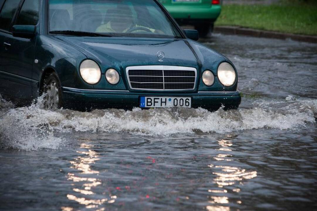 Liūtis Vilniuje: gatvės virto srauniomis upėmis