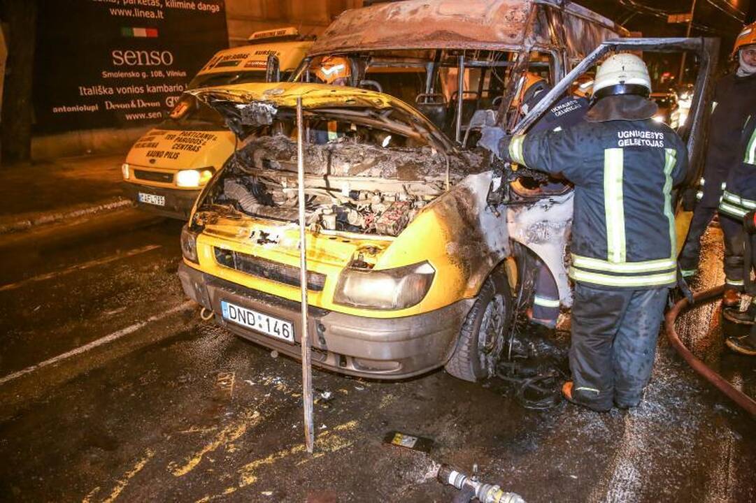 Kaune ugnis žaibiškai prarijo maršrutinį autobusą 