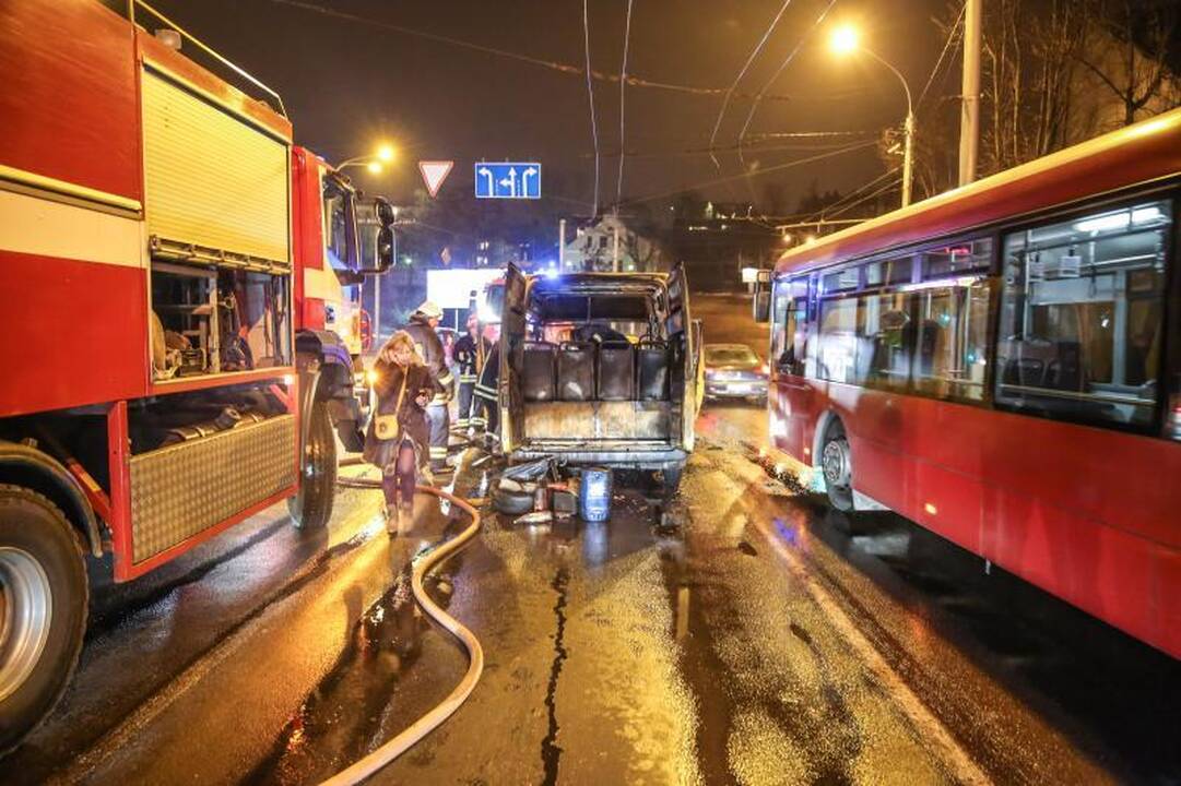 Kaune ugnis žaibiškai prarijo maršrutinį autobusą 