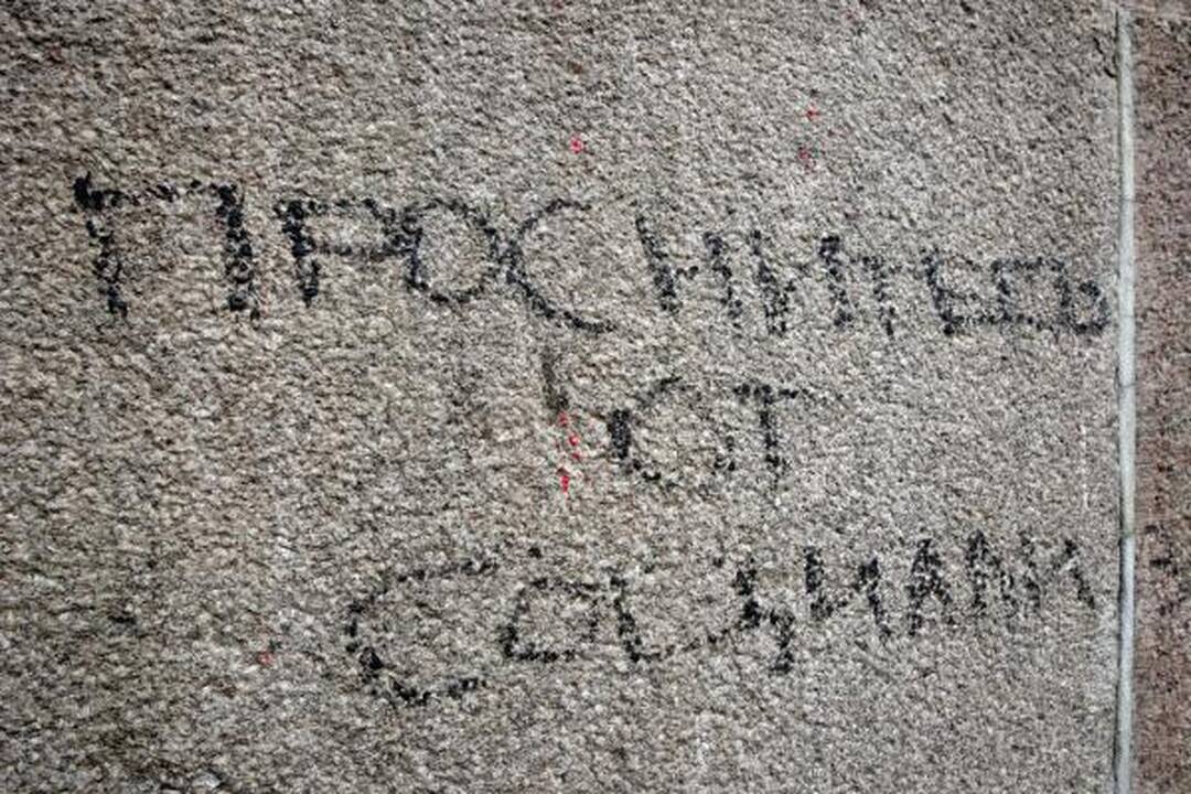 Žalio tilto skulptūras vėl nusiaubė vandalai