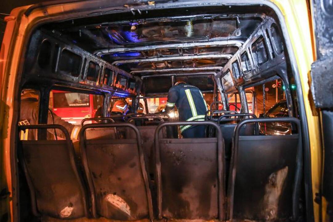 Kaune ugnis žaibiškai prarijo maršrutinį autobusą 