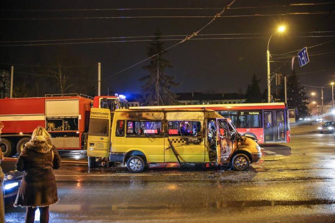 Kaune ugnis žaibiškai prarijo maršrutinį autobusą 