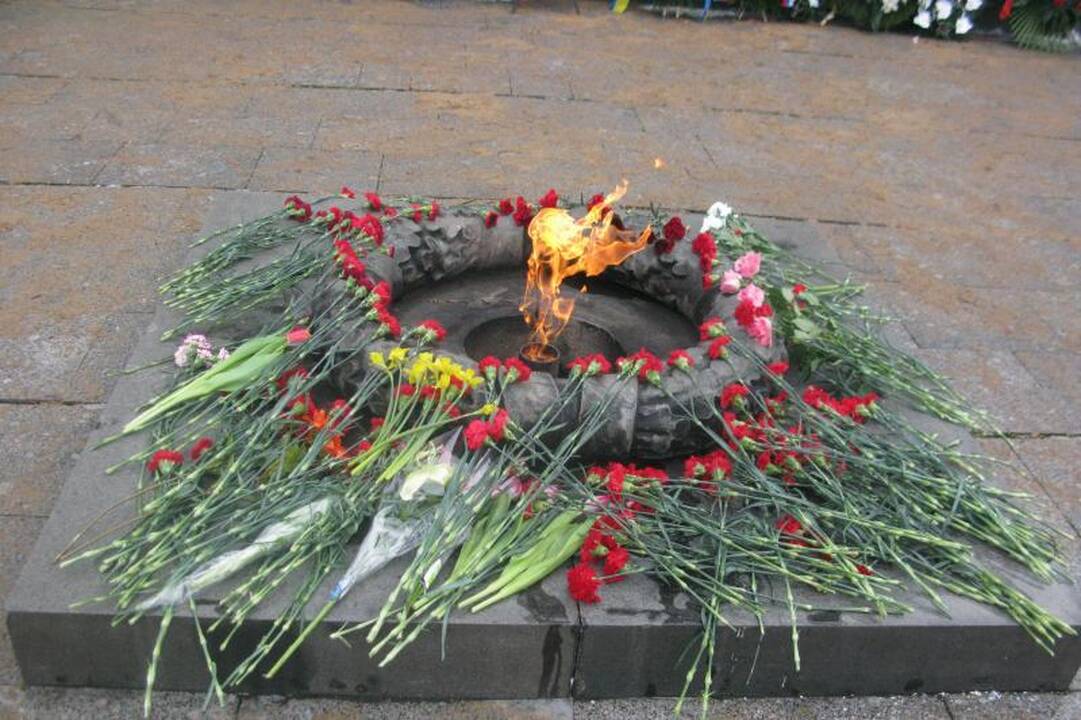 Raudonosios armijos dieną gėlių nepagailėta ir Napoleono kariams