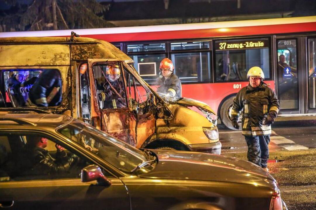 Kaune ugnis žaibiškai prarijo maršrutinį autobusą 